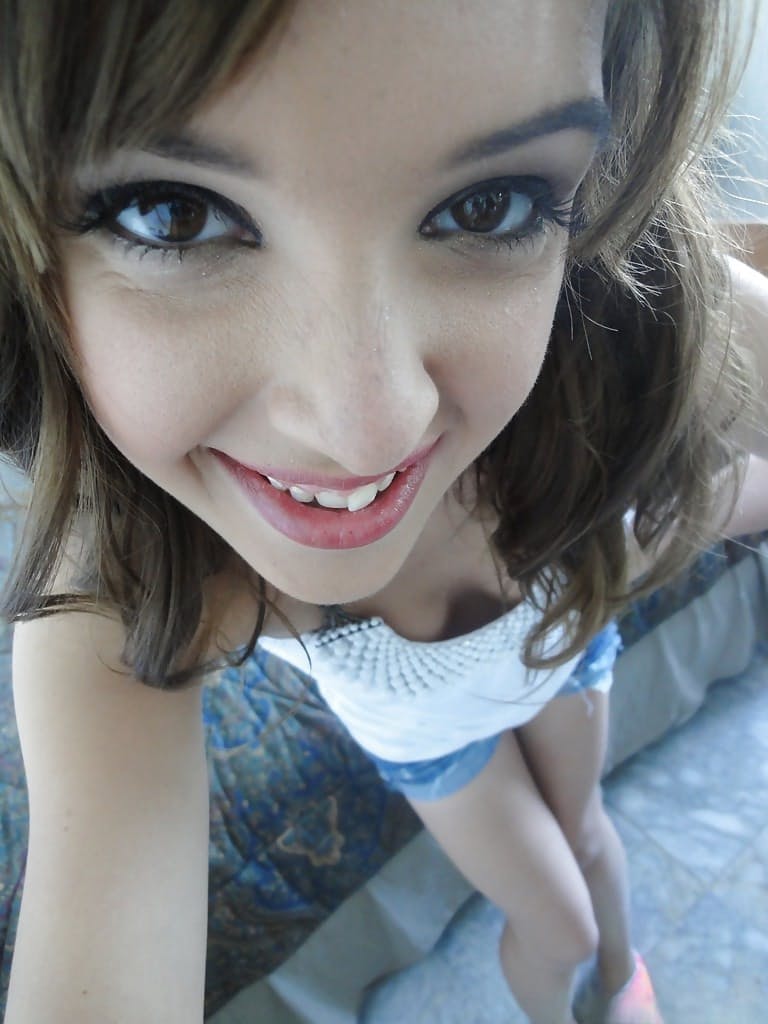 Teen coed babe Jaslene Jade spreading her legs and shows her pussy