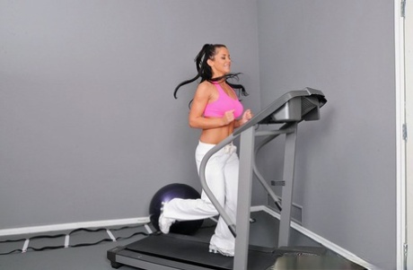 Hot pornstar with flawless body Savannah Stern gets screwed in the gym