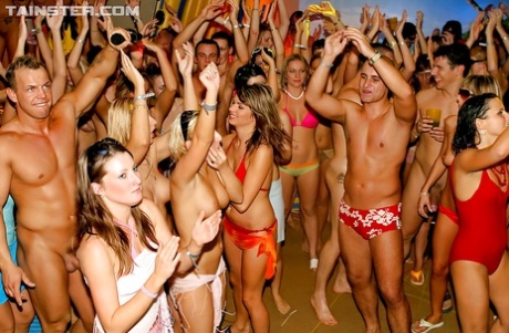 Free-and-easy ladies enjoy a wild sex orgy at the drunk club party