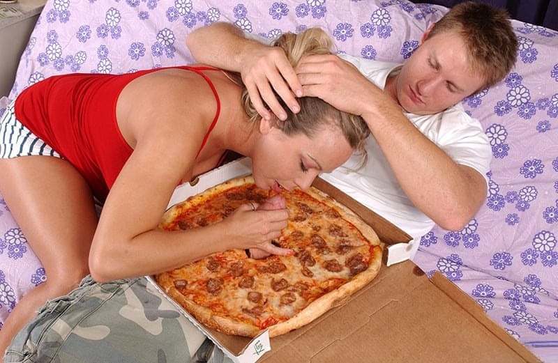 Curvy MILF Amber Lynn Bach gets nailed by a naughty pizza-guy