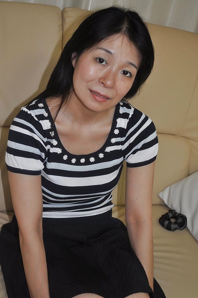 Lewd asian MILF Akiko Oda getting naked and spreading her pussy lips
