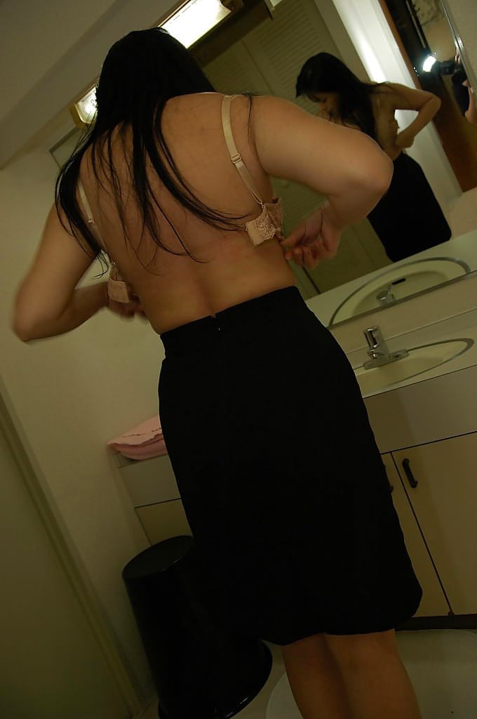 Sassy mature asian lady Sachiko Matsushita taking shower