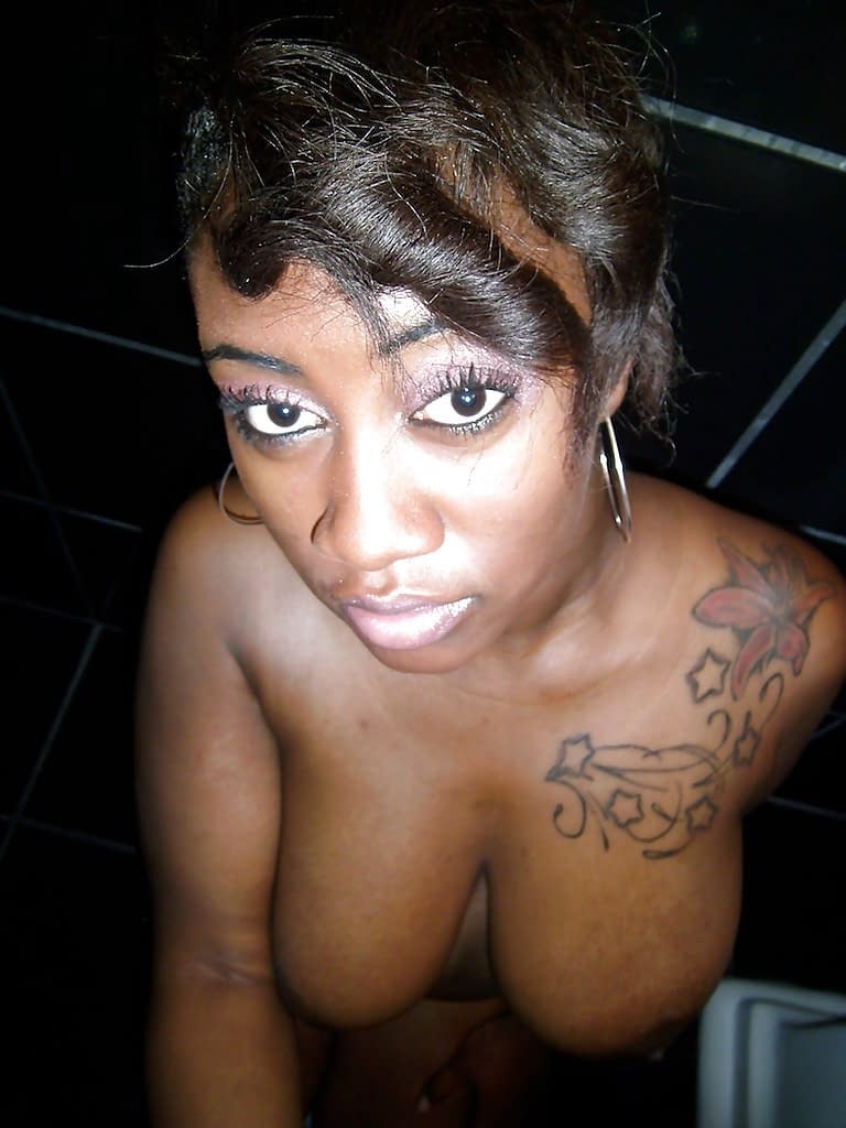 Curvaceous ebony lassie Serenity Red undressing and picturing herself