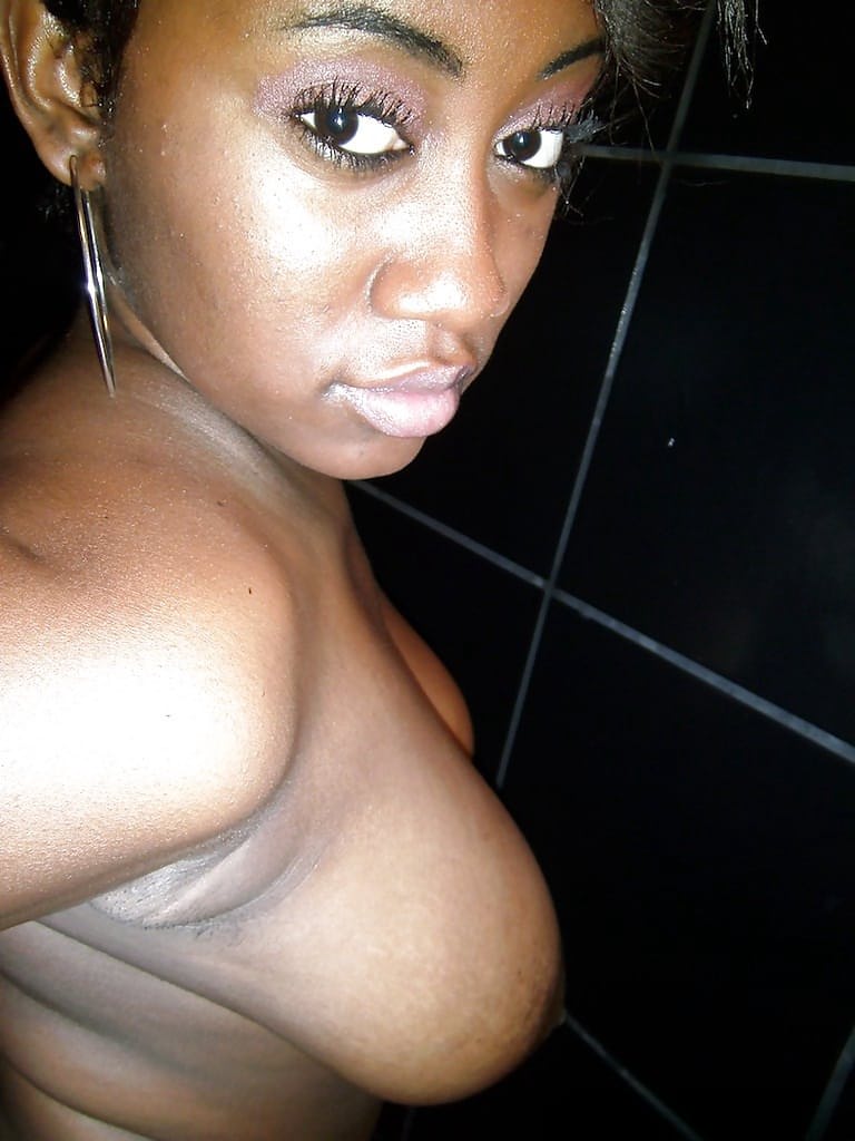 Curvaceous ebony lassie Serenity Red undressing and picturing herself