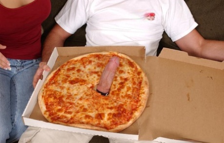 Ashlynn Brooke fucks a pizza-guy and takes a cumshot on her pretty face