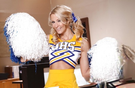 Wooing cheerleader Jessica Drake reveals her tits and pussy