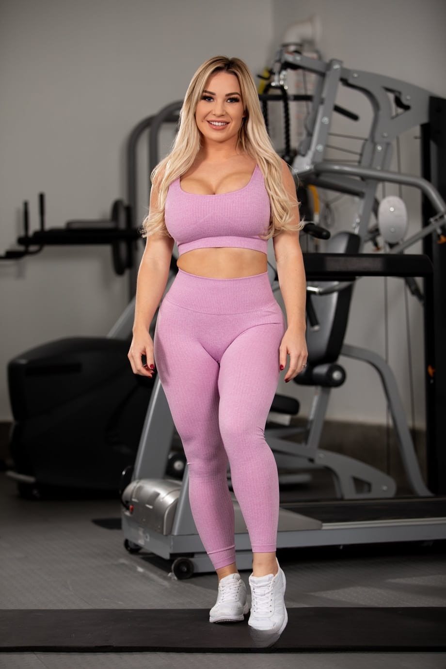 Blonde wife Amber Jade shows her big tits and huge ass in the gym