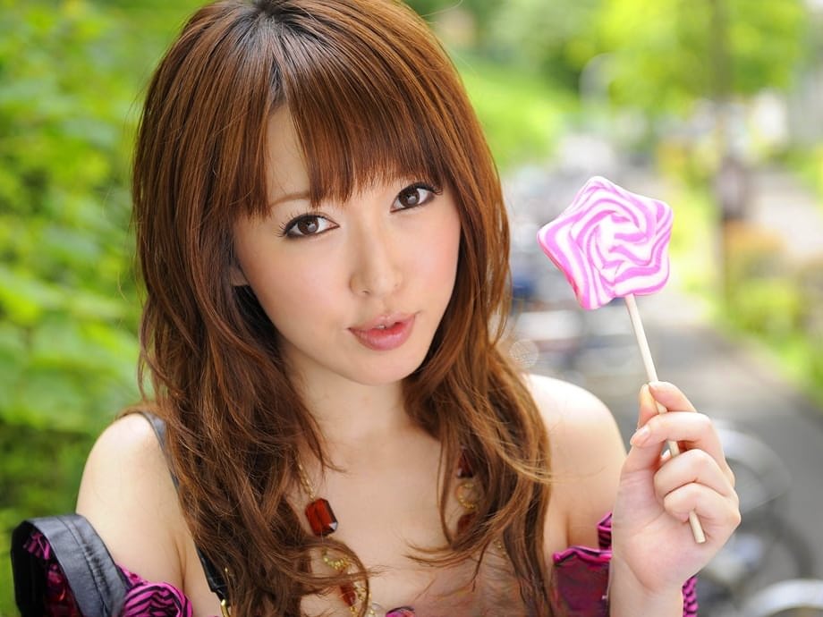 Japanese beauty Sayaka Tsuji taking her pink bra off and getting fucked