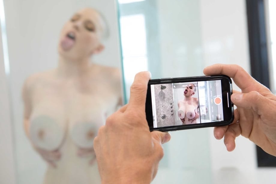 Bald pornstar Riley Nixon exposes her big tits and round ass before sex