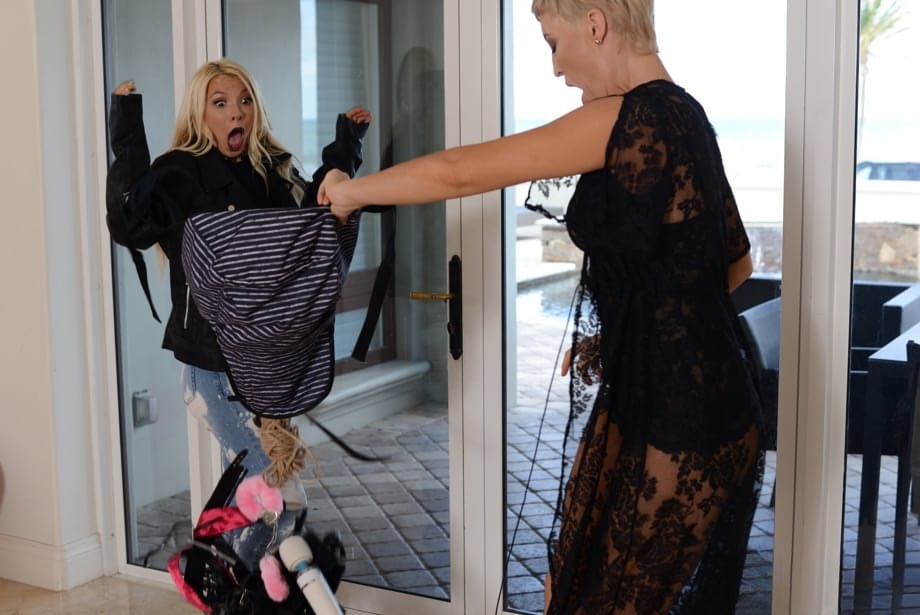 MILF Ryan Keely & Kenzie Reeves lick & toy pussies in a frenzied lesbian scene