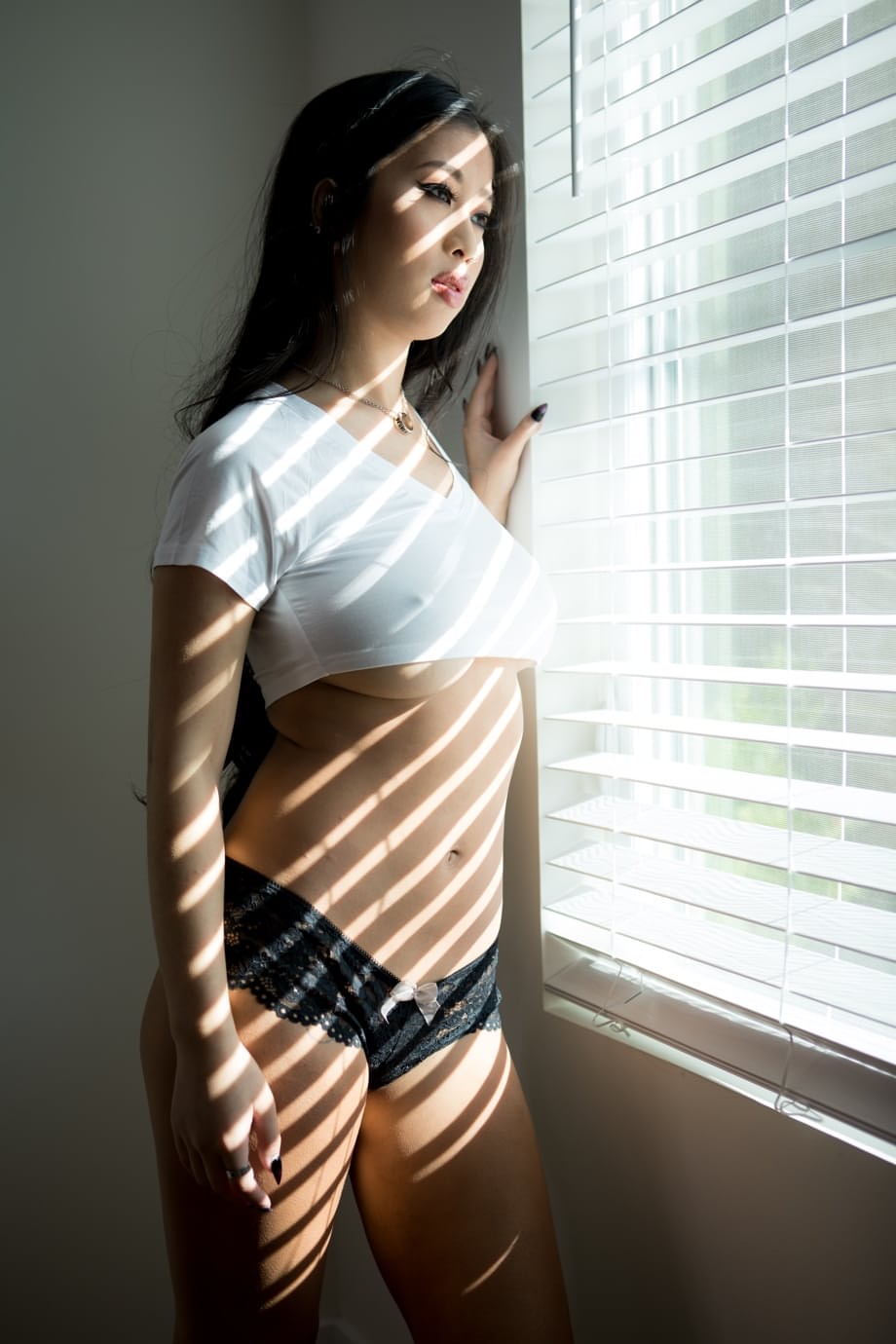 Asian hottie Jade Kush reveals her body and pours water over her big juggs