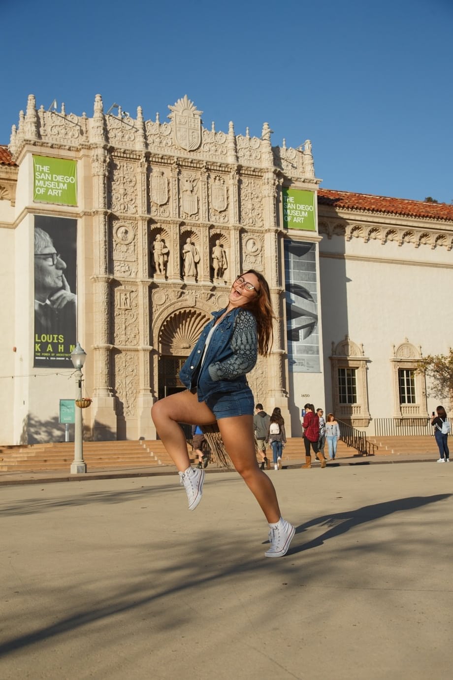 Chubby girlfriend Tammy Kaimia shows her thick legs wearing shorts