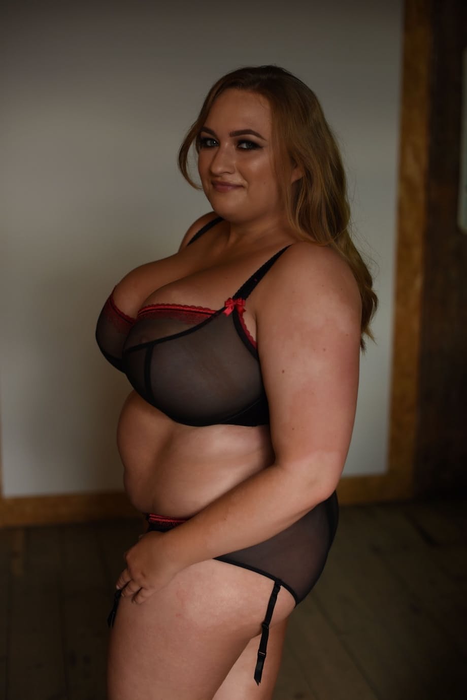 Sexy British fatty Sara Willis unveils her amazingly big natural tits