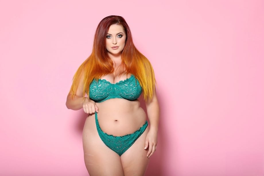 British babe Lucy Vixen removes her lingerie while showing her chubby body