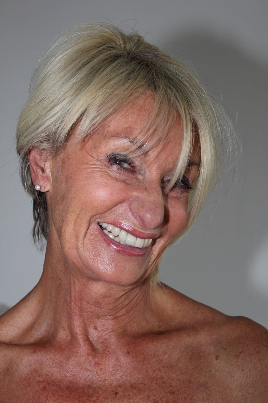 Old blonde woman removes black pantyhose to spread her pussy lips