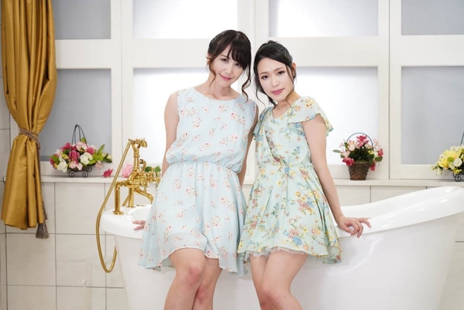 Asian hotties bathe together before sharing a stiff rod on a mattress