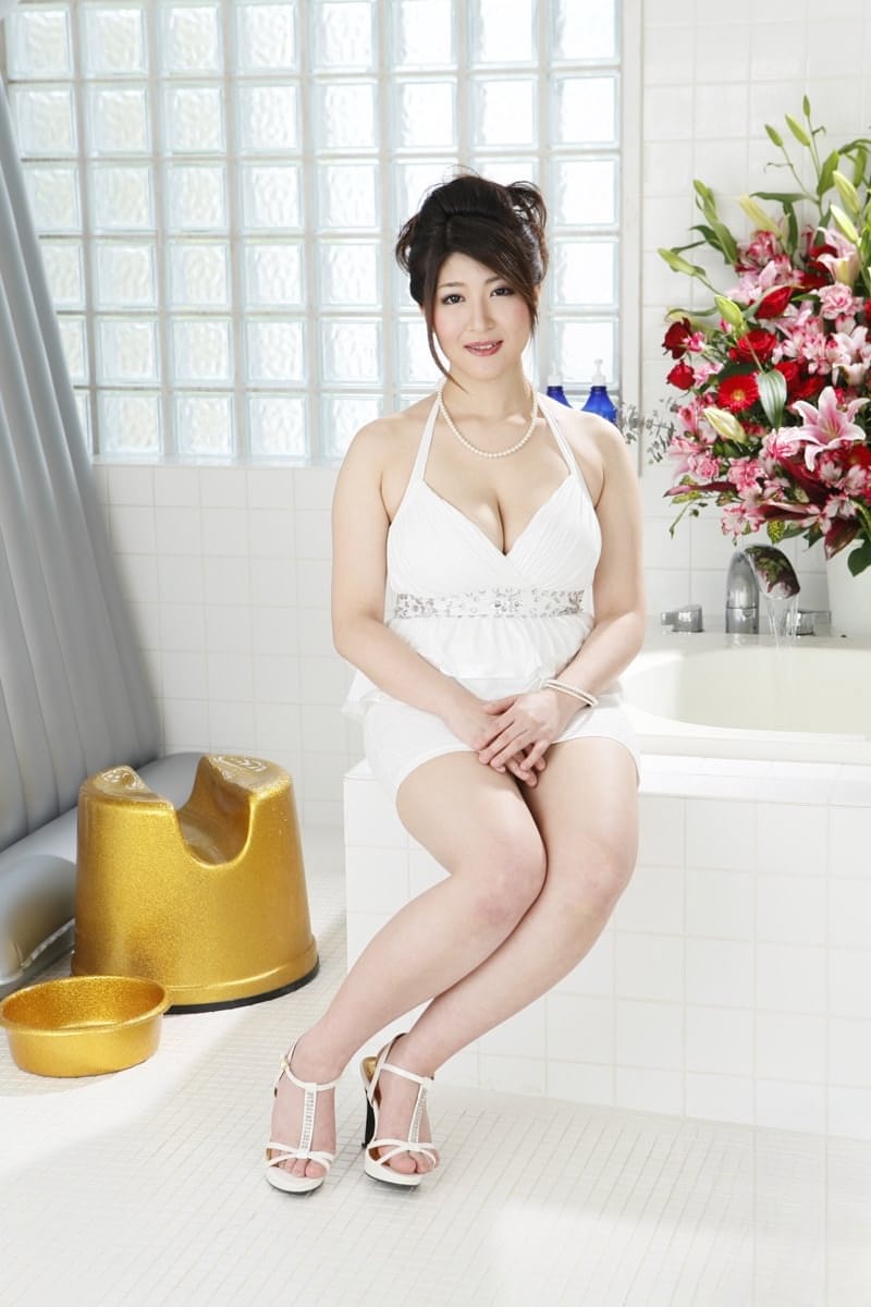 Superb Asian mom Rina Araki reveals her curvy body and gets rammed on a bed