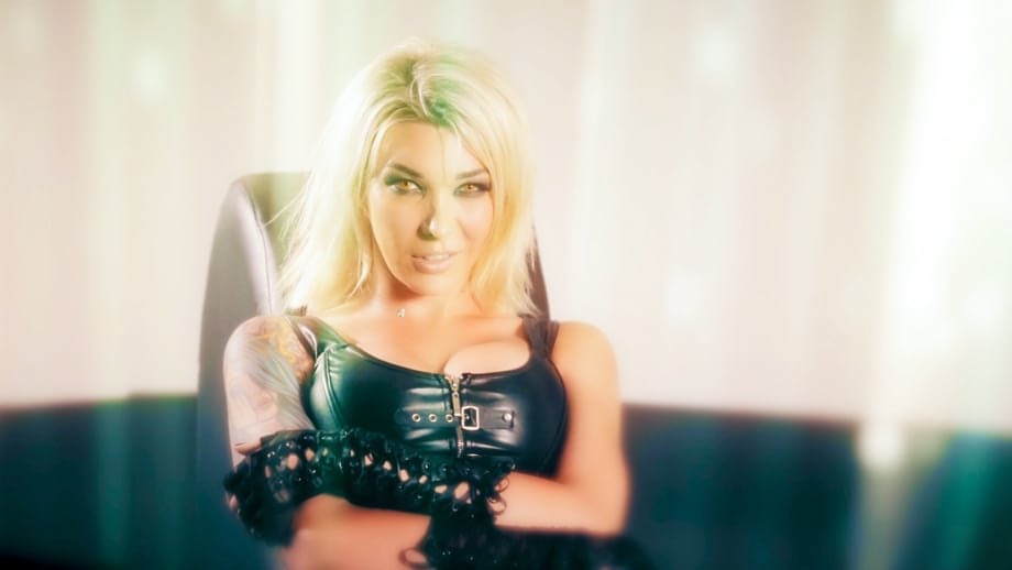 Blonde shemale Aubrey Kate has sexual intercourse with Kenzie Taylor