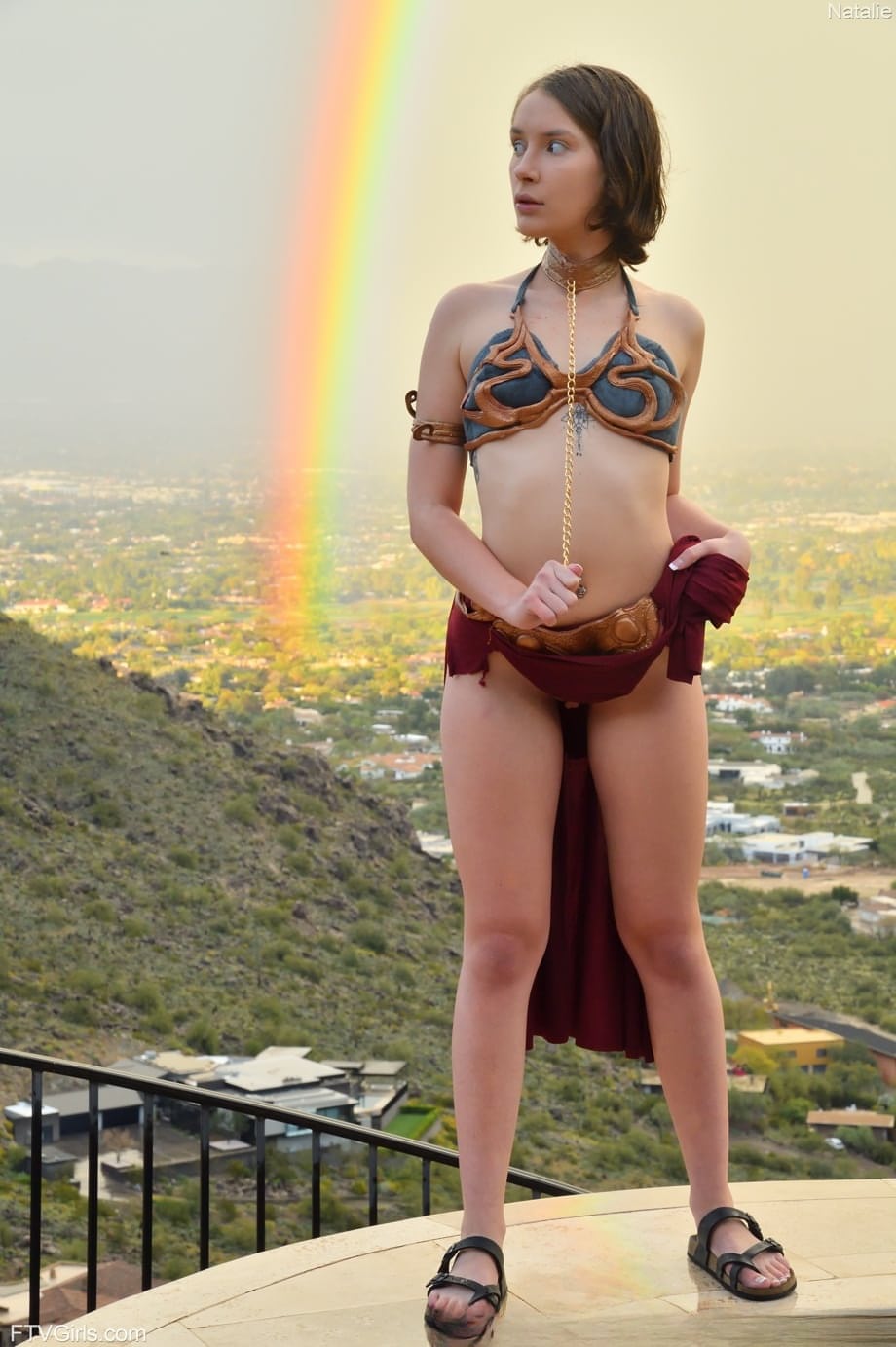 Skinny babe in Princess Leia costume Natalie rubs her clam outdoors