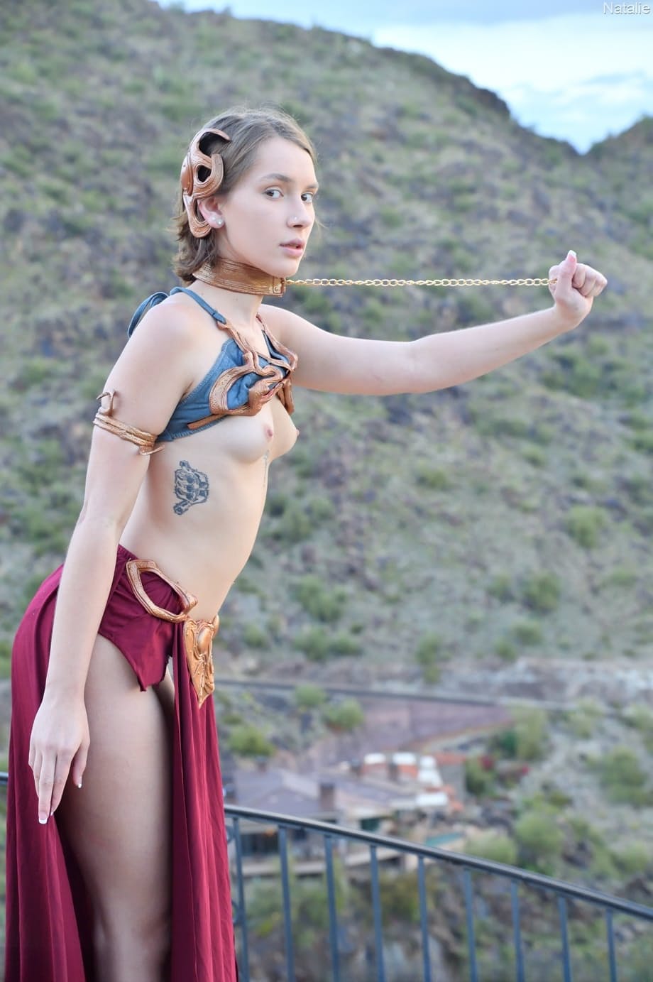 Skinny babe in Princess Leia costume Natalie rubs her clam outdoors