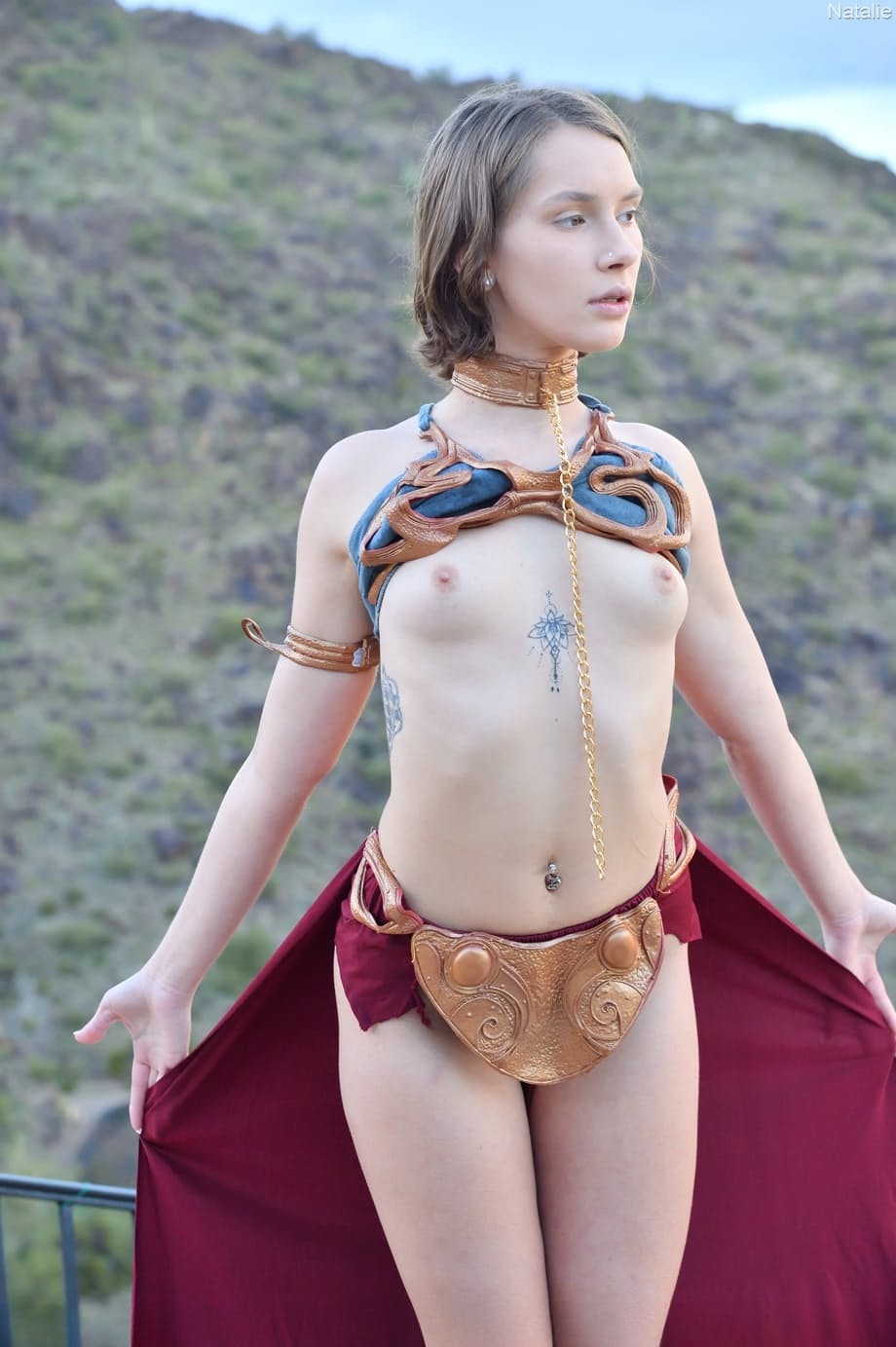 Skinny babe in Princess Leia costume Natalie rubs her clam outdoors