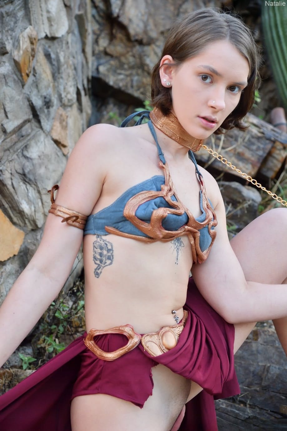 Skinny babe in Princess Leia costume Natalie rubs her clam outdoors