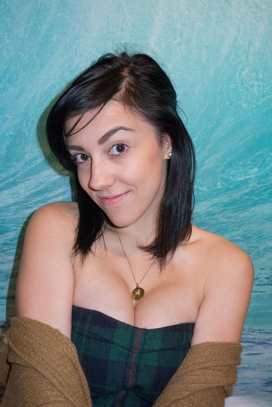 White American gf Aysha Thoen teases her bf in naughty clothing