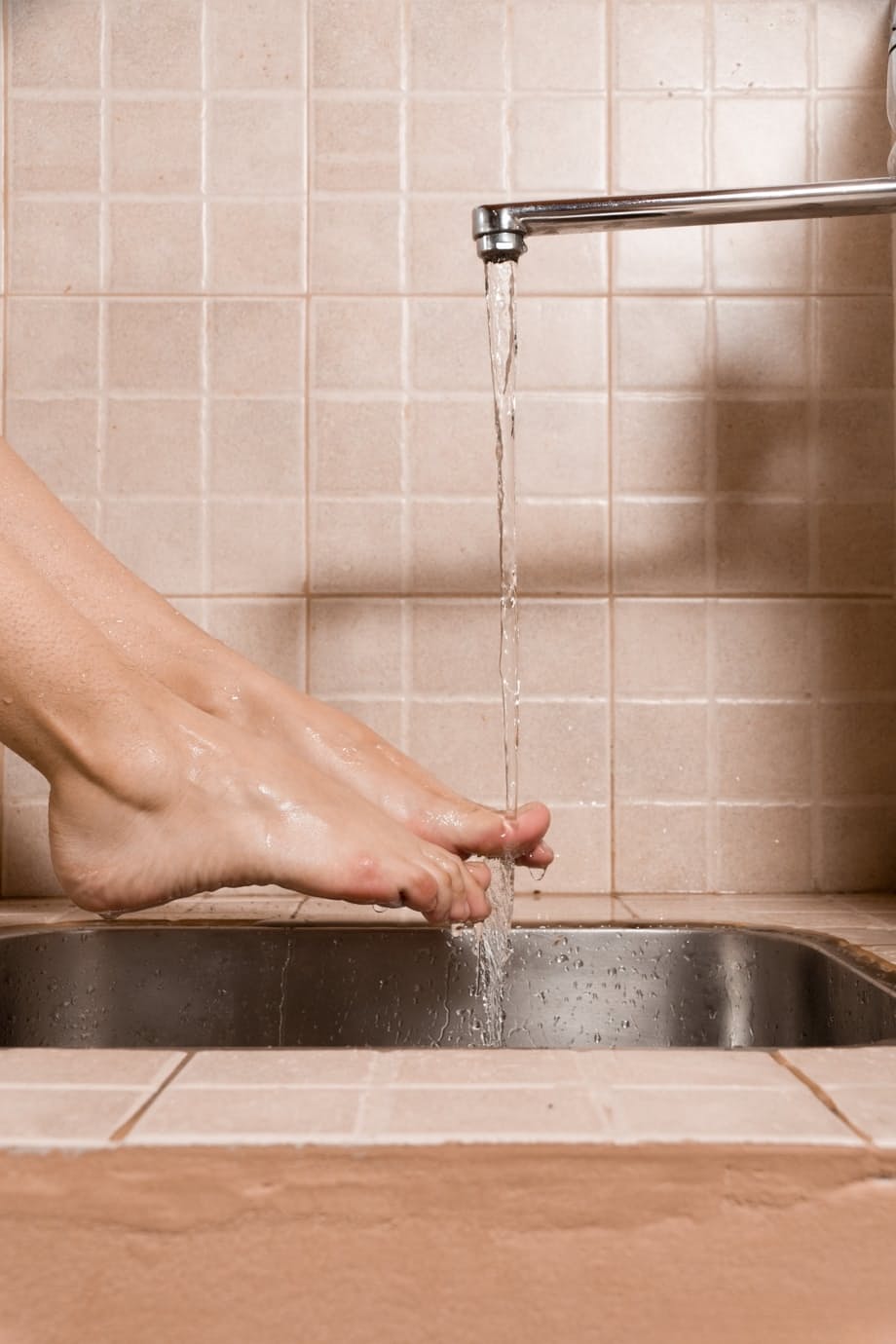 Chilean solo girl runs water from kitchen sink faucet over her natural pussy