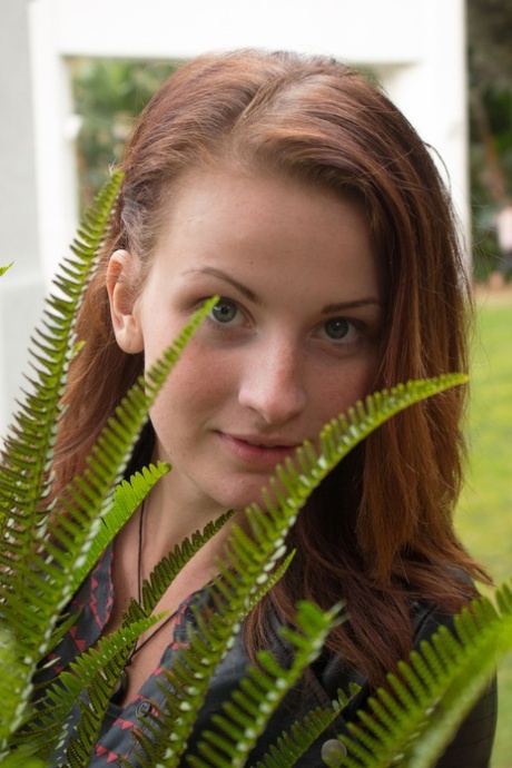 All natural girlfriend without makeup Emmy Sinclair flashes tits outdoors