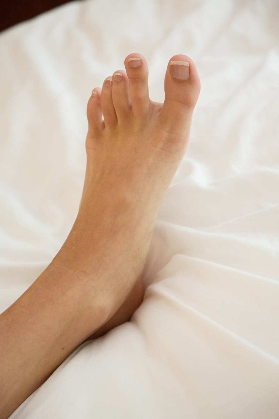 Amateur babe Kenna James teases with her feet before she shows her ass