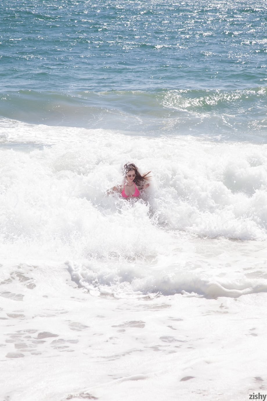 Winsome sweetheart Natalie Moore spends amazing day on the beach