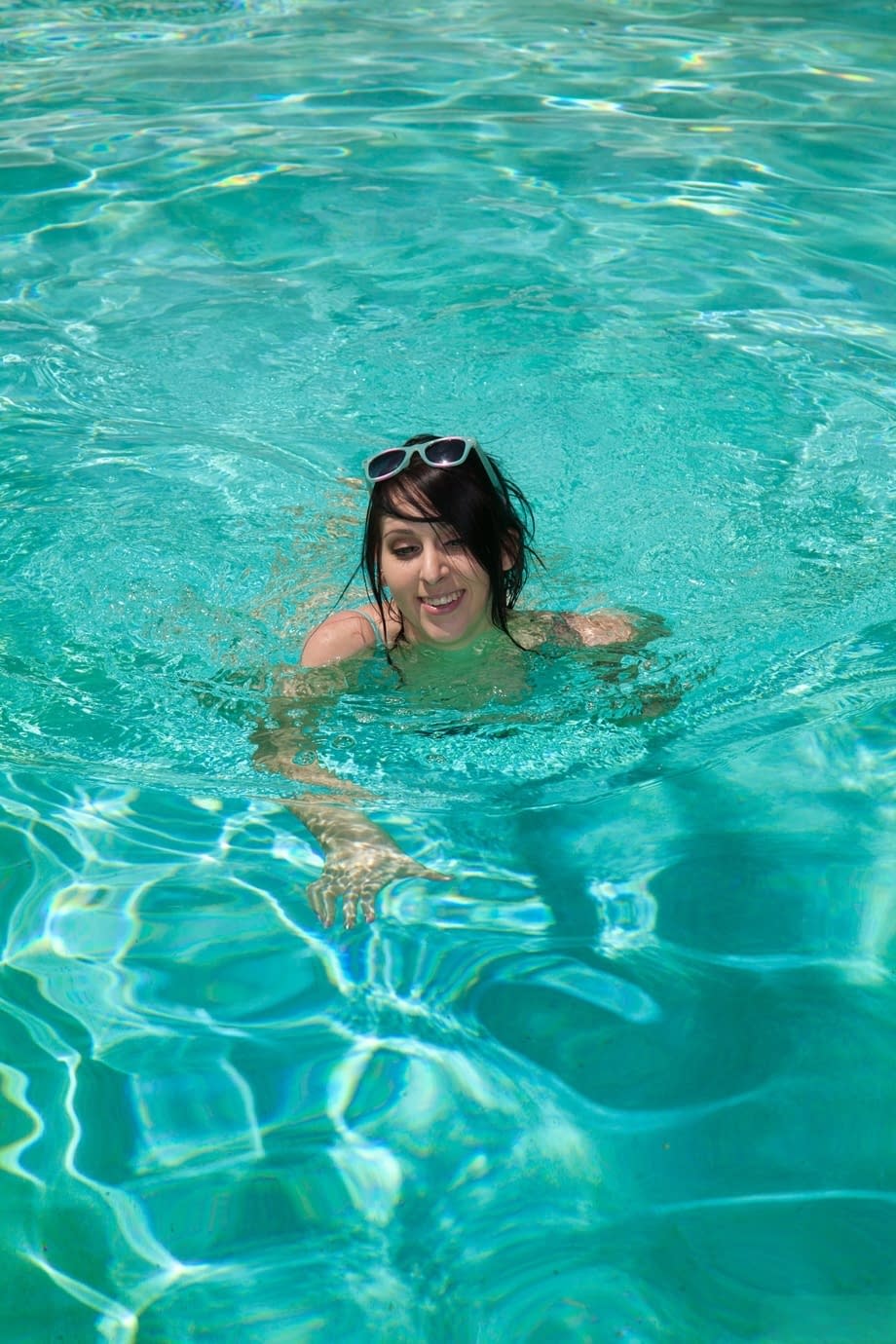 Cute brunette girlfriend Luna Kitsuen in swimsuit flaunting her teen cameltoe