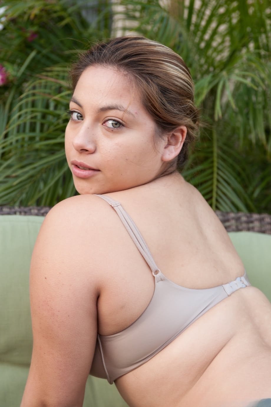 Chubby Latina GF Daisy Leon flaunts her fuzzy pussy and takes leak outdoors