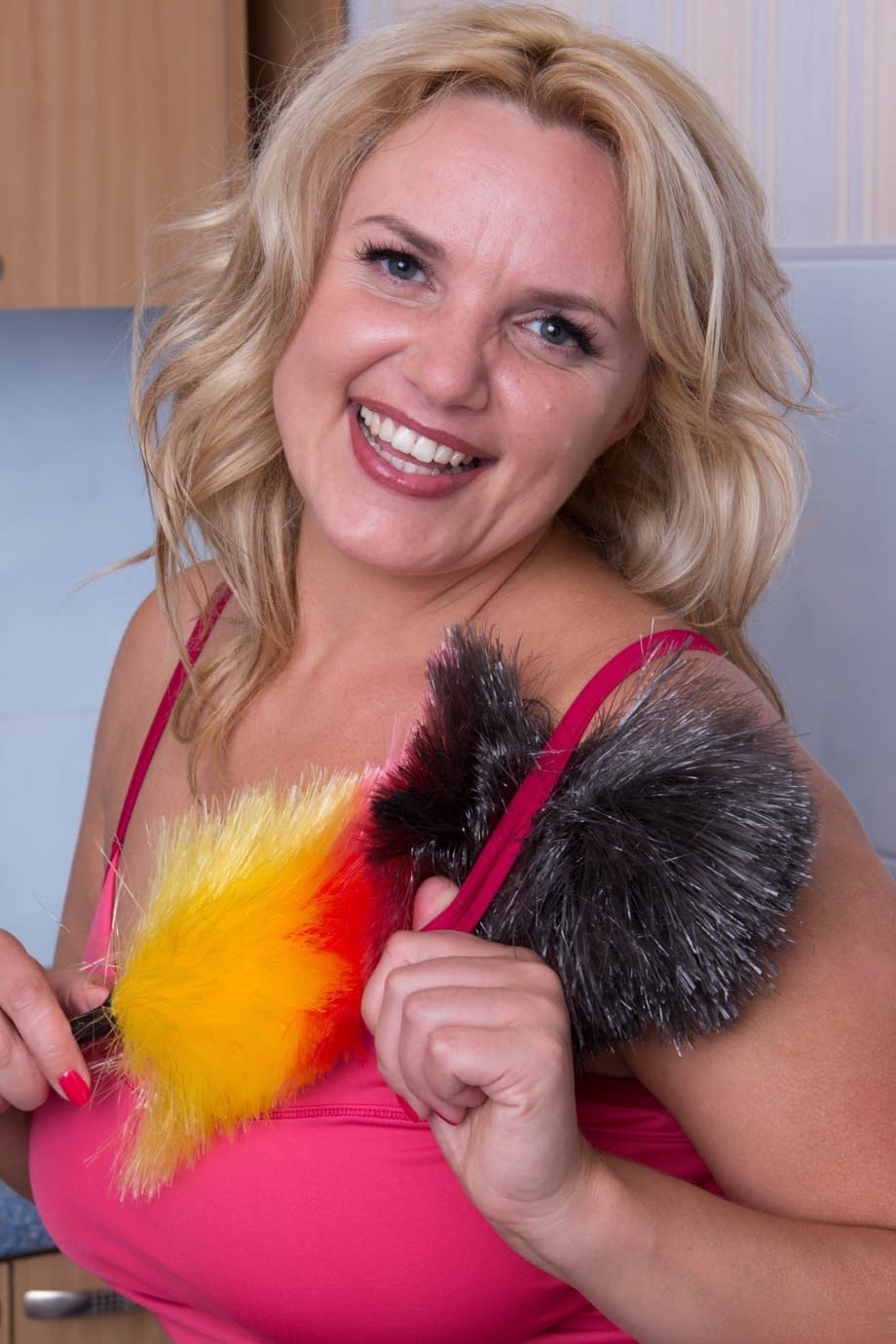 Blonde plumper Lariona fingers her wet beaver on top of kitchen counter