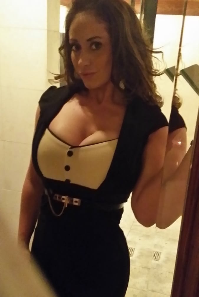 Woman with impressive assets Eva Notty adores making dirty selfies