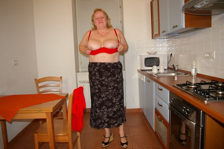 Homemade photos of fat mature woman Zusa fucked on sofa before taking a shower