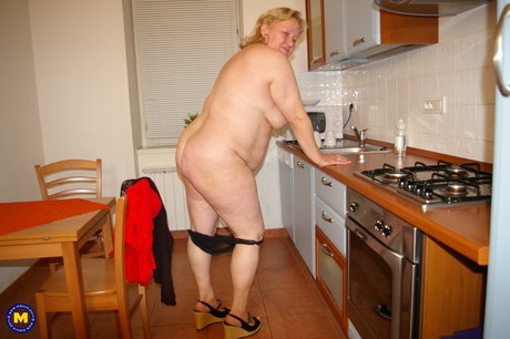 Homemade photos of fat mature woman Zusa fucked on sofa before taking a shower