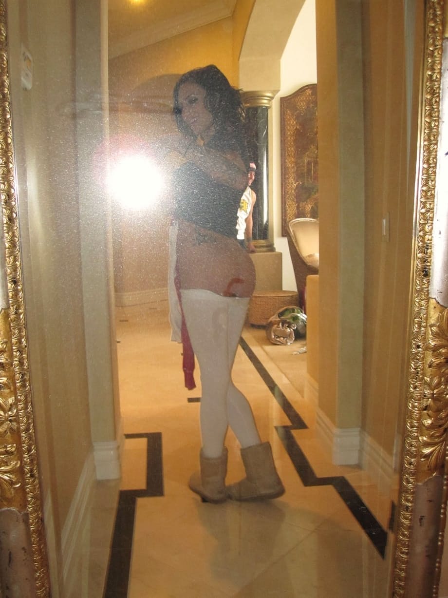 Long-legged bitch Juelz Ventura loves to pose in lingerie on cam