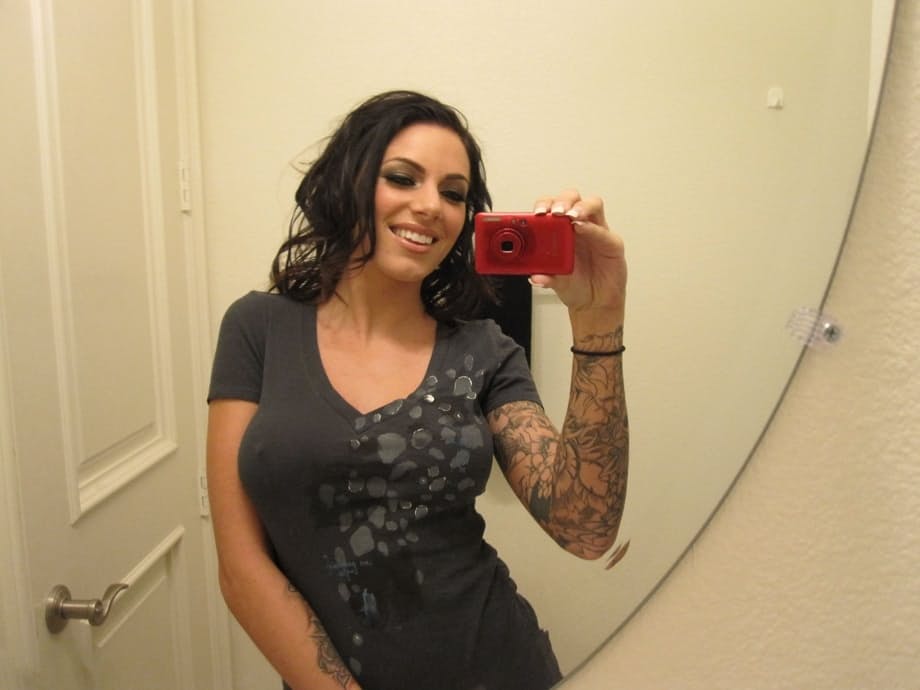 Long-legged bitch Juelz Ventura loves to pose in lingerie on cam