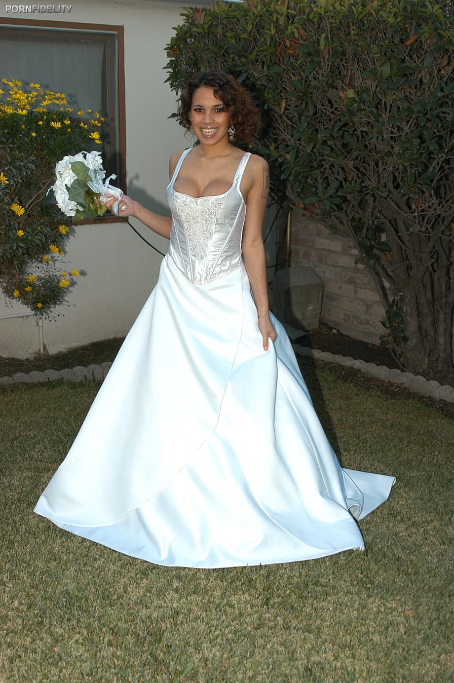 Latina bride Renae Cruz hikes her wedding dress to masturbate on the lawn