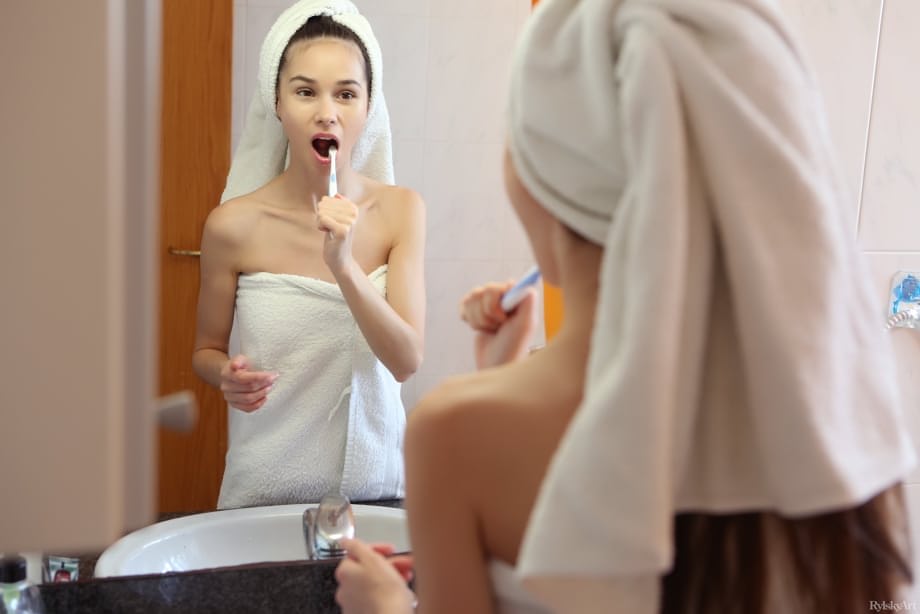 Russian teen beauty Leona Mia loses her towel & flaunts her skinny body