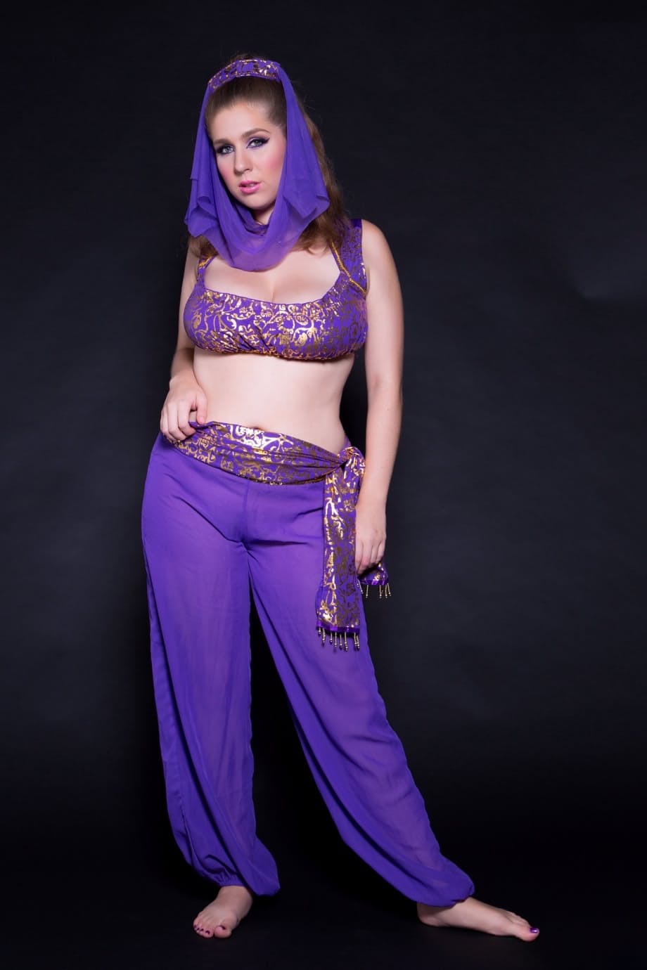 Indian dancer Alex Chance with big natural tits masturbates pussy on the floor