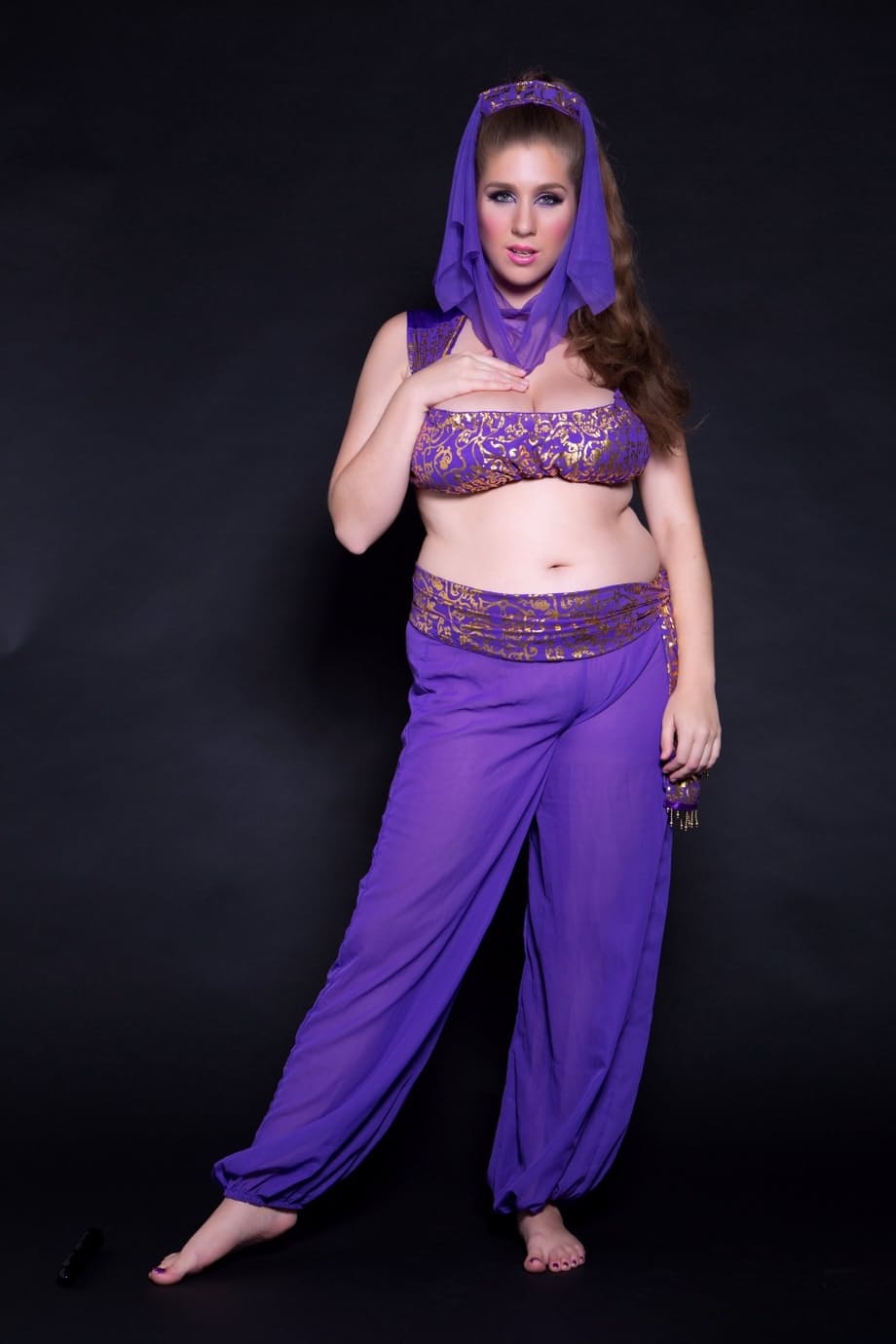 Indian dancer Alex Chance with big natural tits masturbates pussy on the floor