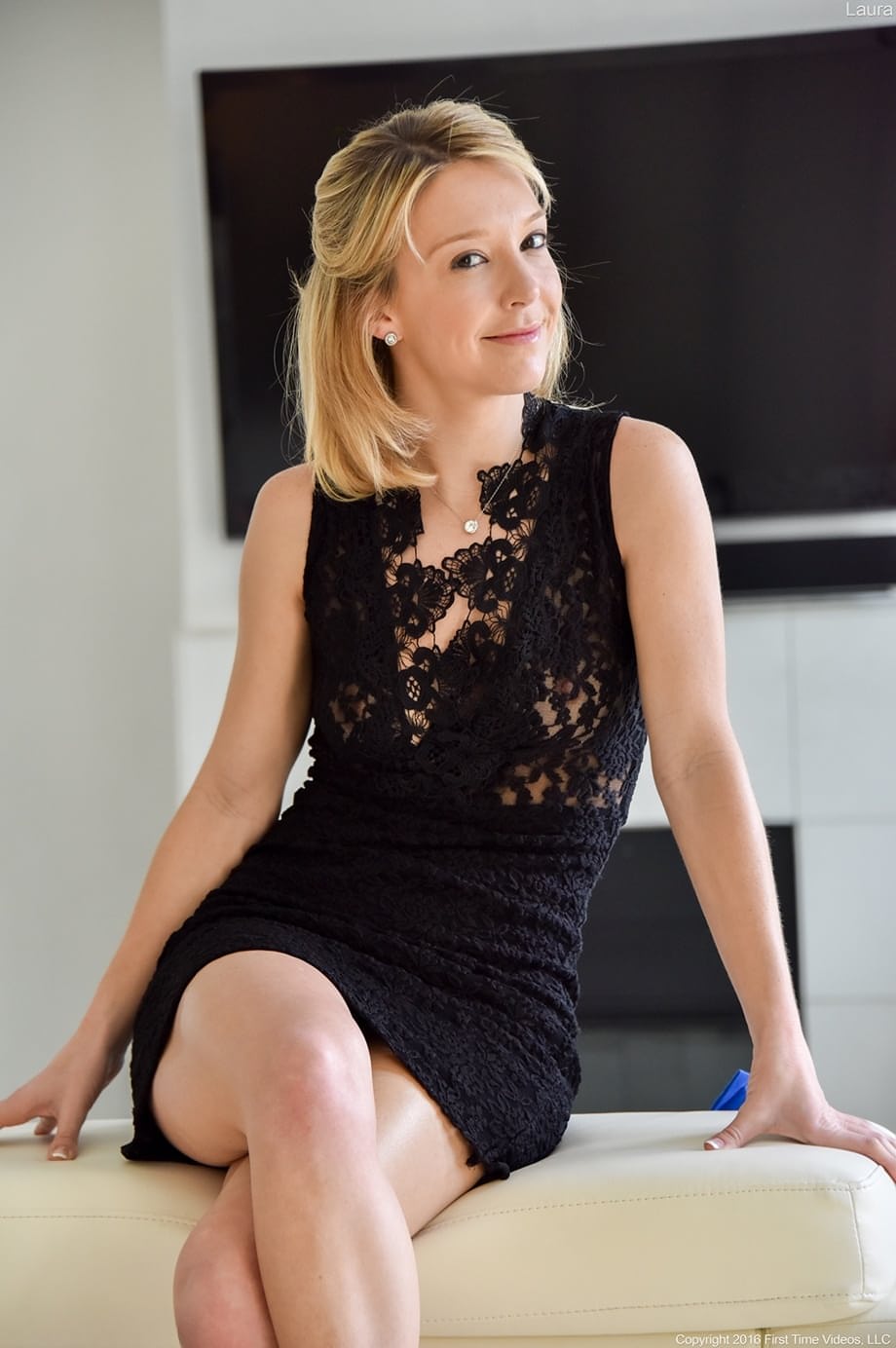 Skinny blonde girlfriend Laura undresses to practice sport at home
