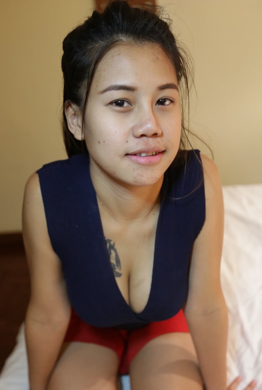 Thai first timer spreads her legs to showcase her pussy after getting naked