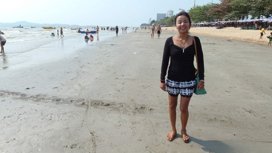 Thai first timer bangs a Farang without protection after a beach meetup