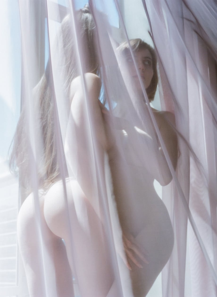 Naked hotties with nice tits Emily Bloom & Liara Roux pose nude in the window