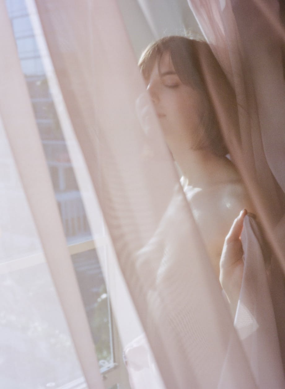 Naked hotties with nice tits Emily Bloom & Liara Roux pose nude in the window