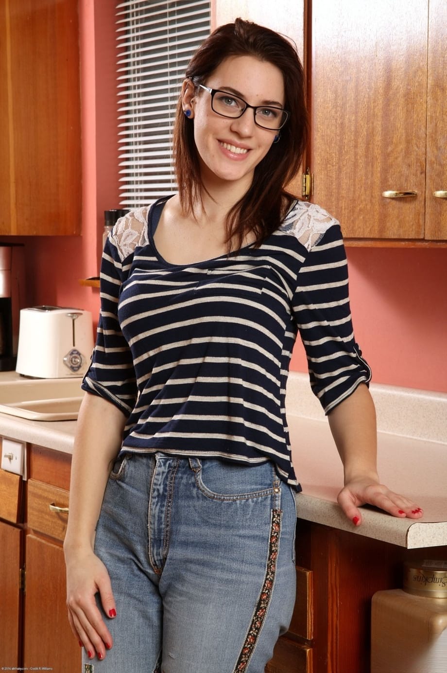 Nerdy housewife Alice Hodges bares her big naturals and bush in the kitchen