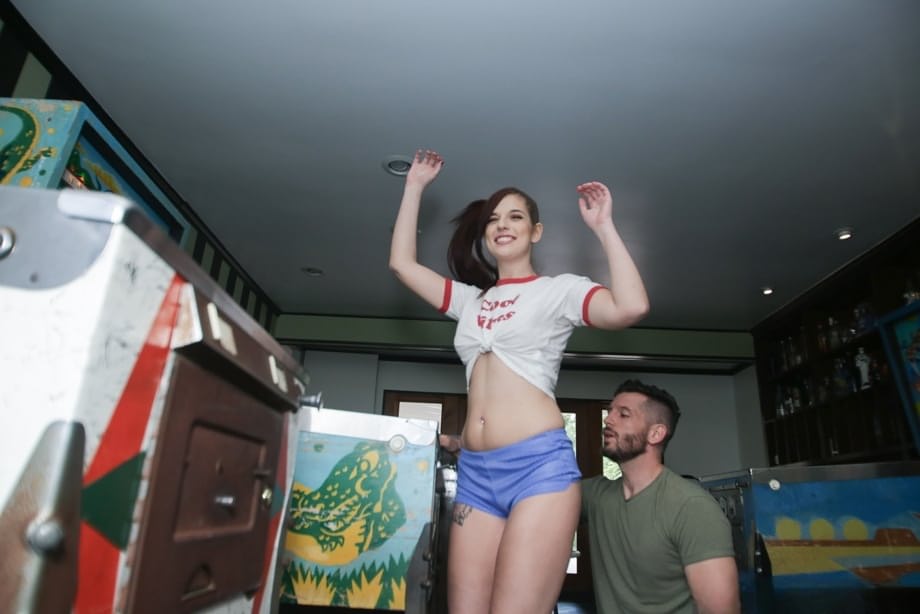Amateur teen Scarlett Mae gets free arcade access for after hours doggystyle
